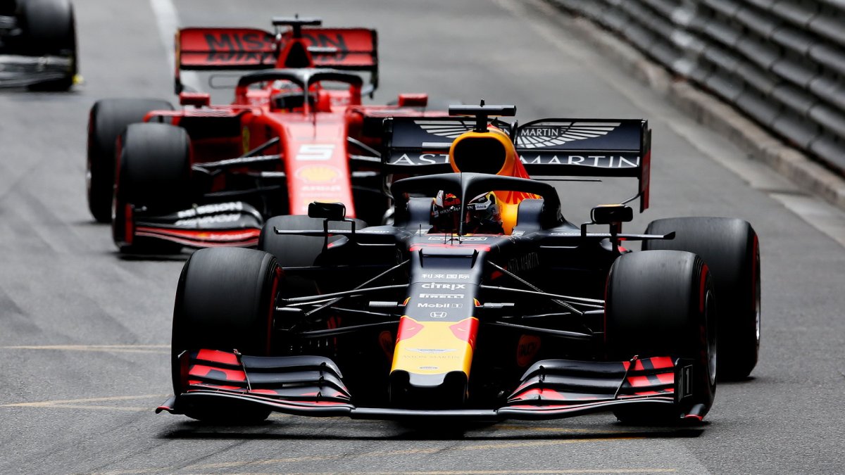 Max Verstappen a Sebastian Vettel v závodě v Monaku