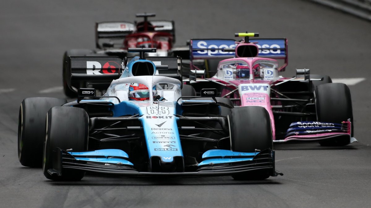 George Russell a Lance Stroll v závodě v Monaku