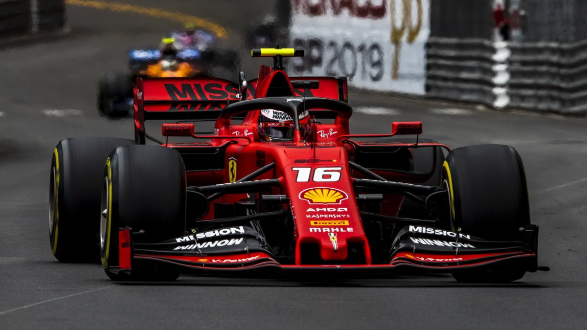 Charles Leclerc v závodě v Monaku