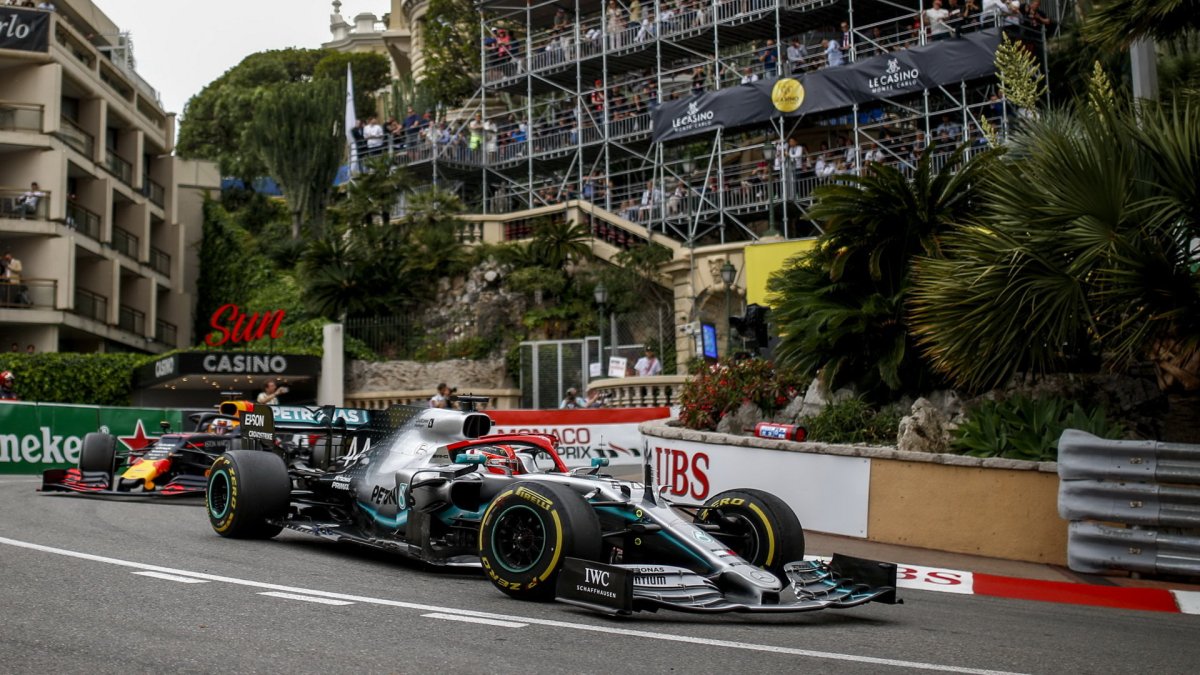 Lewis Hamilton v závodě v Monaku