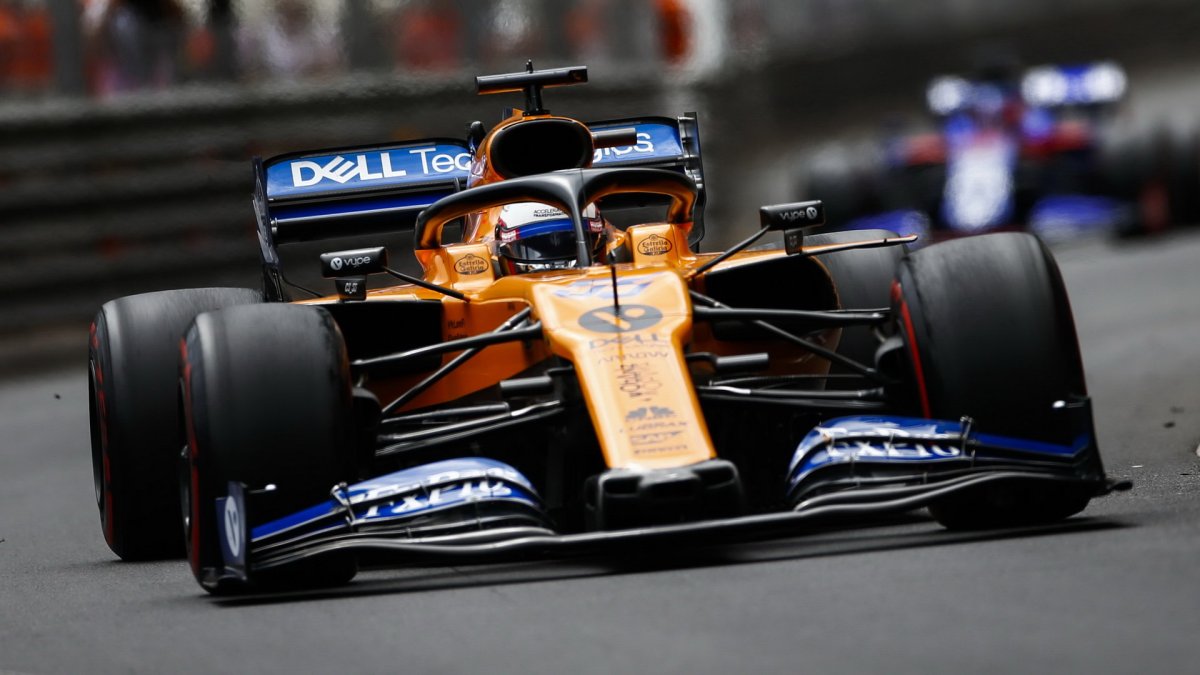 Carlos Sainz v závodě v Monaku