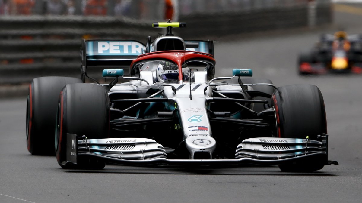 Valtteri Bottas v závodě v Monaku