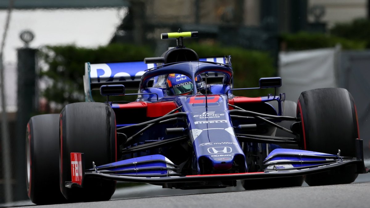 Alexander Albon v závodě v Monaku