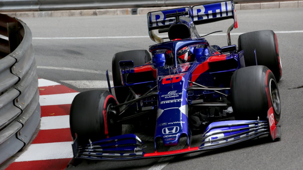 Daniil Kvjat v závodě v Monaku