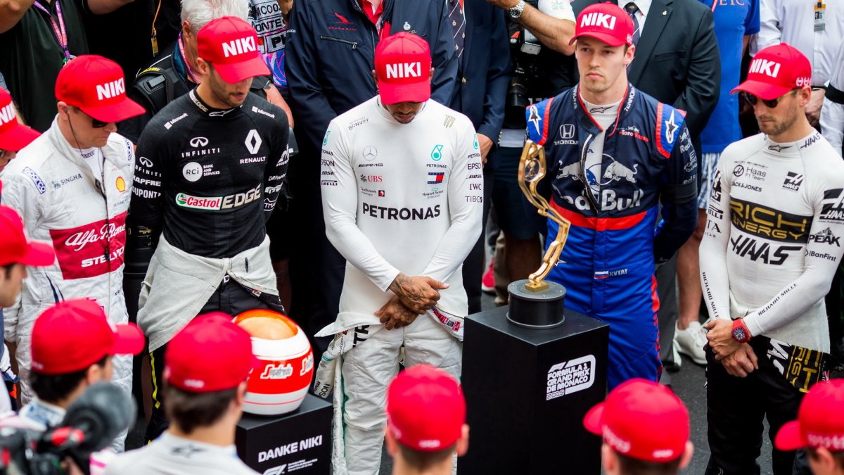 Jezdci ustili památku Nikiho Laudy před závodem v Monaku