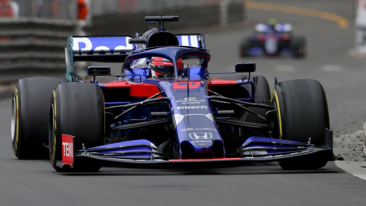 Daniil Kvjat v závodě v Monaku