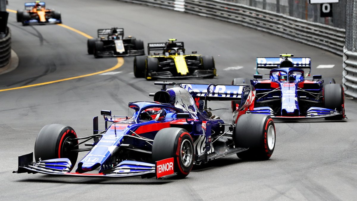 Daniil Kvjat a Alexander Albon v závodě v Monaku