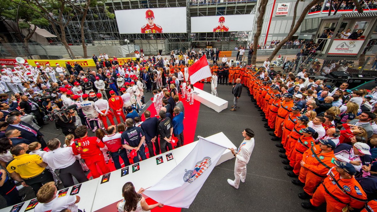 Jezdci ustili památku Nikiho Laudy před závodem v Monaku