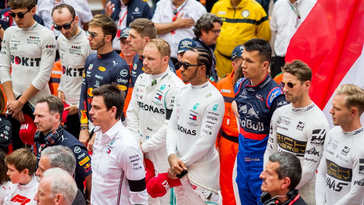 Jezdci ustili památku Nikiho Laudy před závodem v Monaku