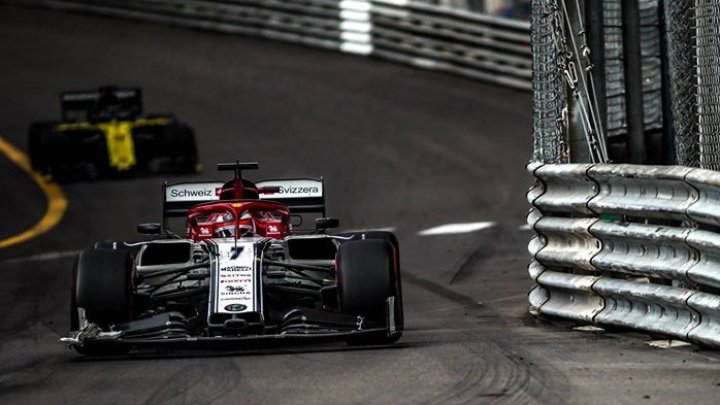 Kimi Räikkönen v závodě v Monaku