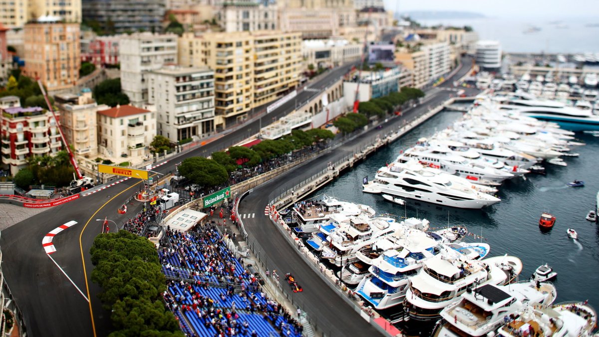 Max Verstappen v tréninku v Monaku