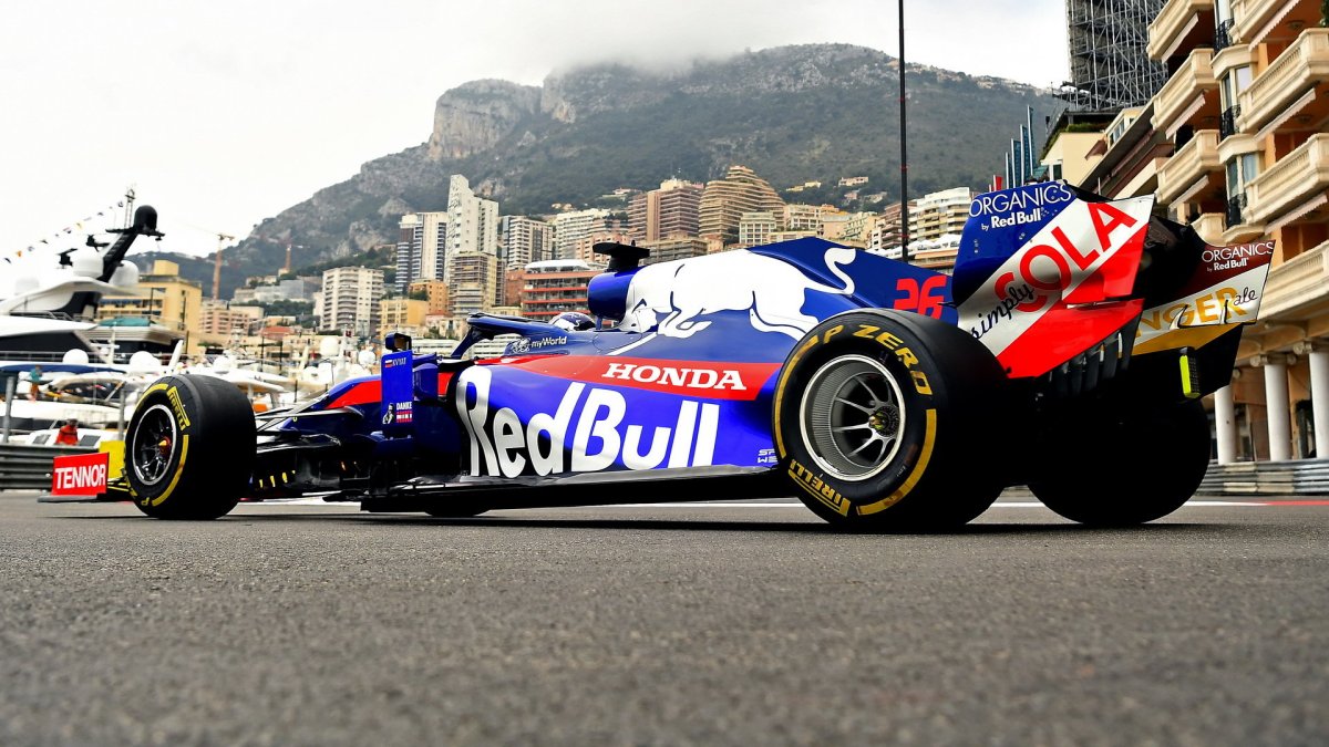 Daniil Kvjat v tréninku v Monaku