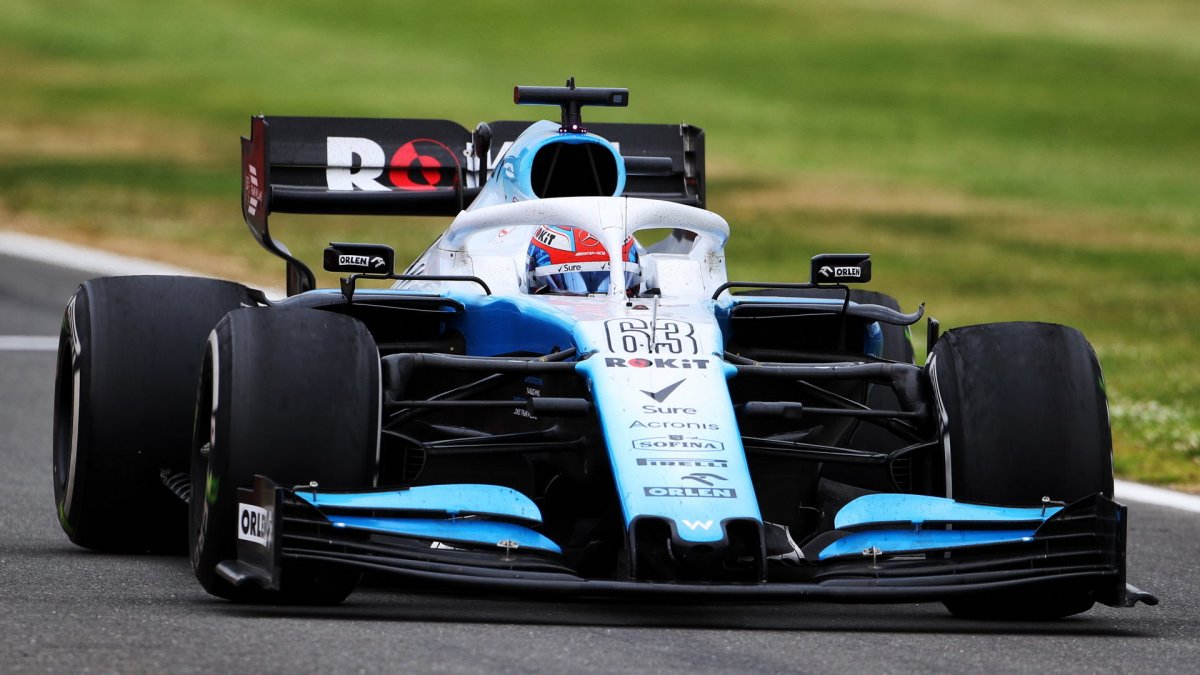 George Russell v závodě v Silverstone