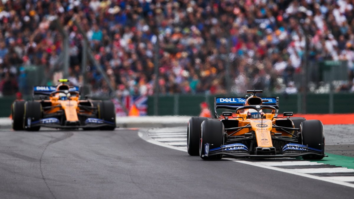 Carlos Sainz a Lando Norris v závodě v Silverstone