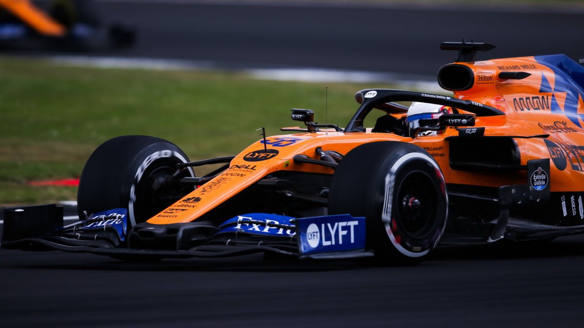 Carlos Sainz v závodě v Silverstone