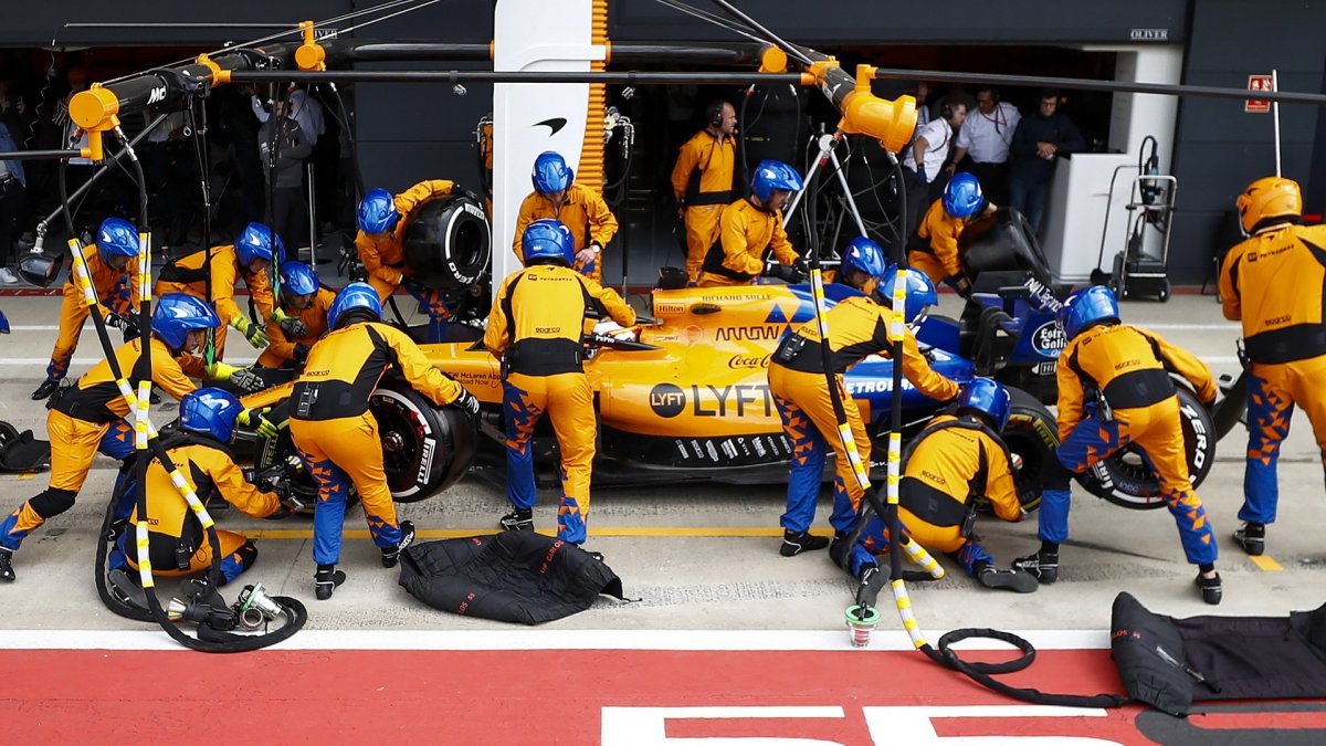Carlos Sainz v závodě v Silverstone