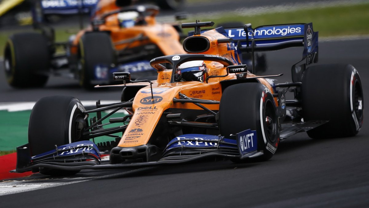 Carlos Sainz v závodě v Silverstone