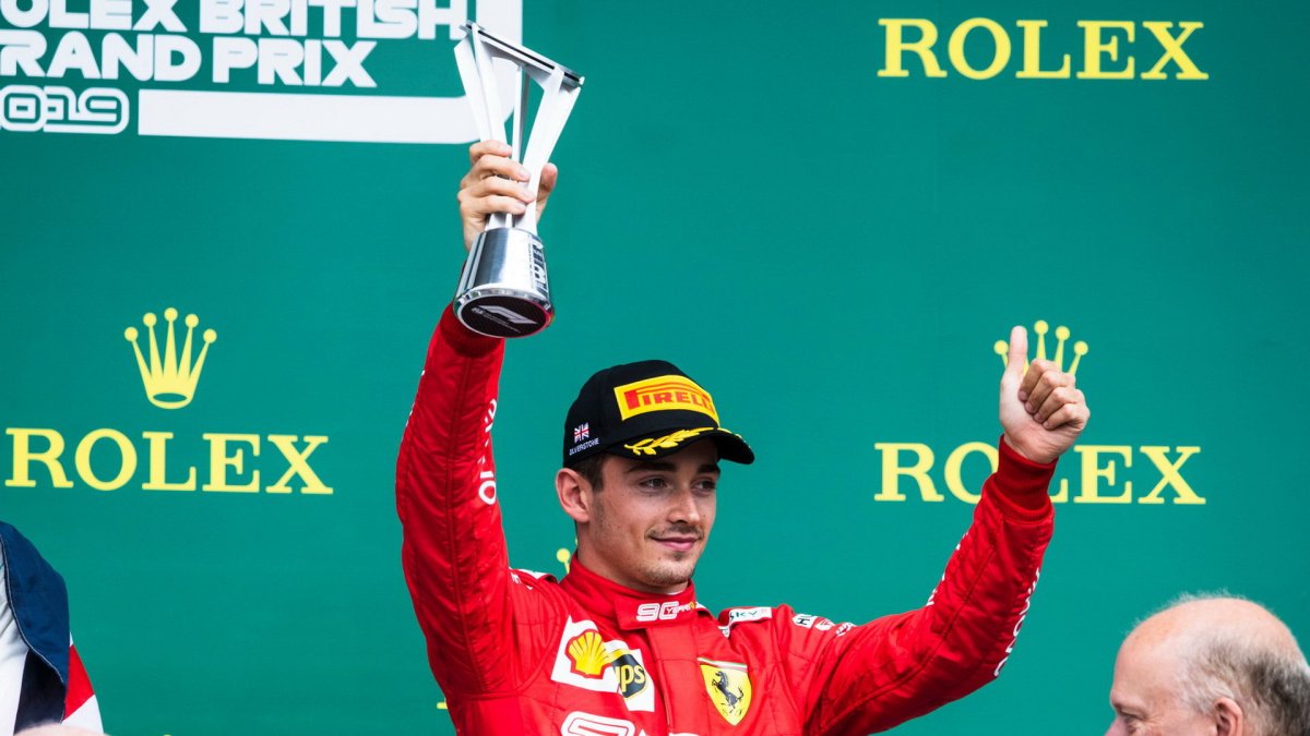 Charles Leclerc se svou trofejí za třetí místo v závodě v Silverstone
