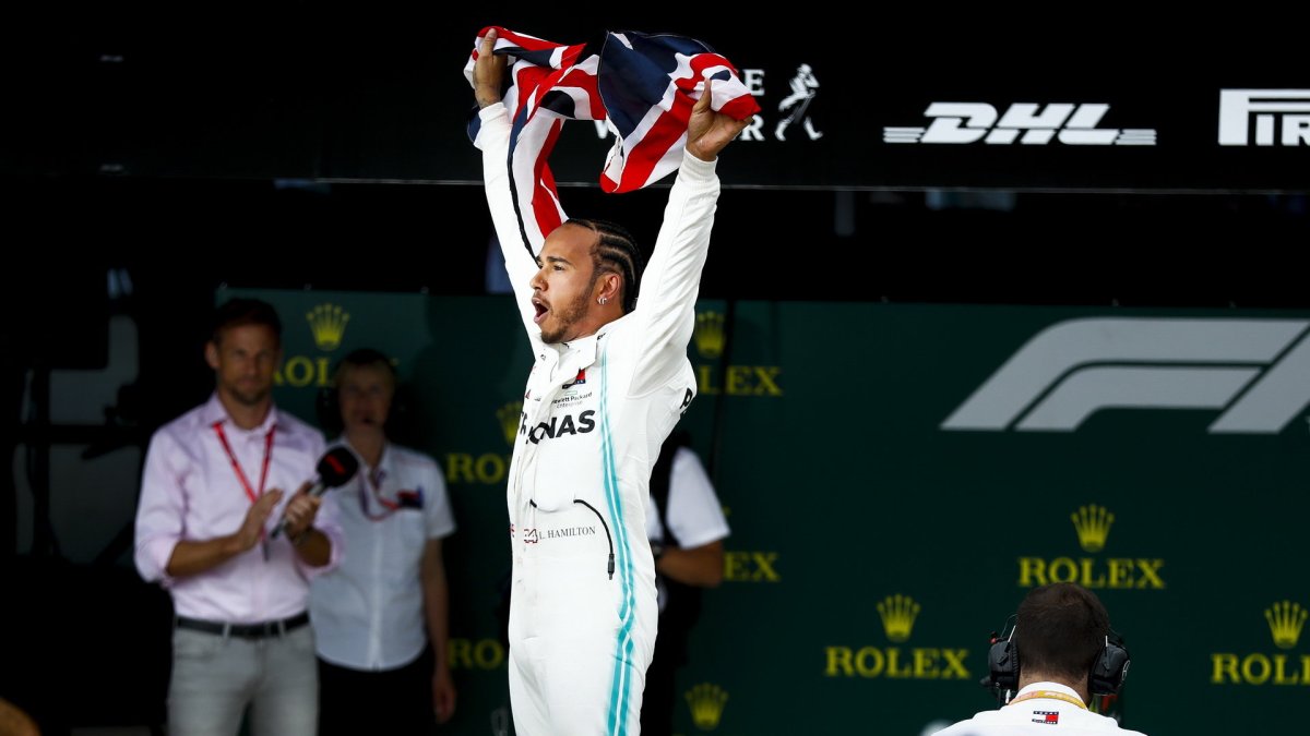 Lewis Hamilton slaví vítězství v domácím závodě v Silverstone