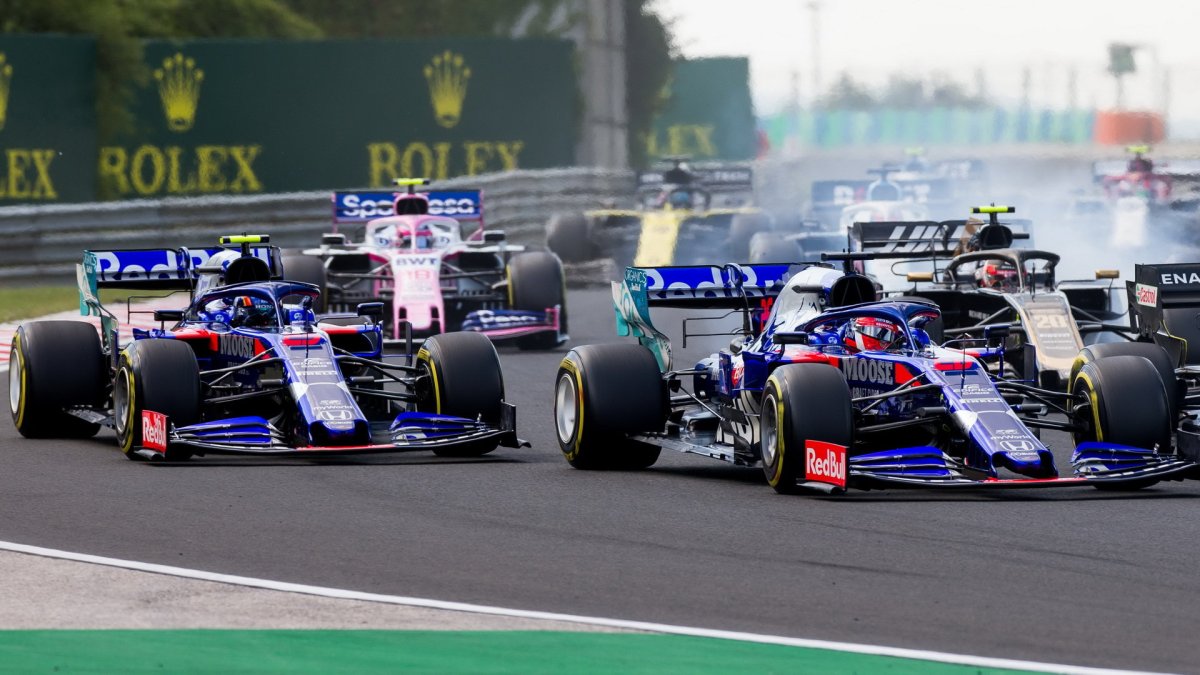 Alexander Albon a Daniil Kvjat v závodě v Maďarsku