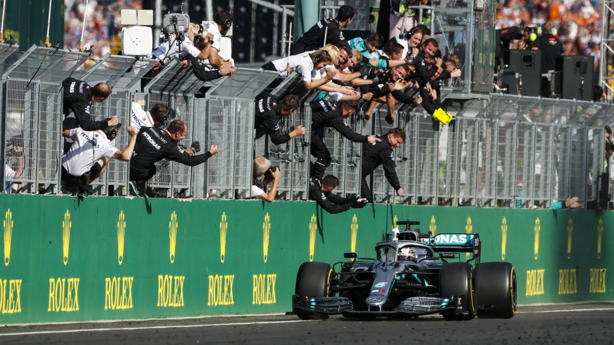 Lewis Hamilton v cíli závodu v Maďarsku