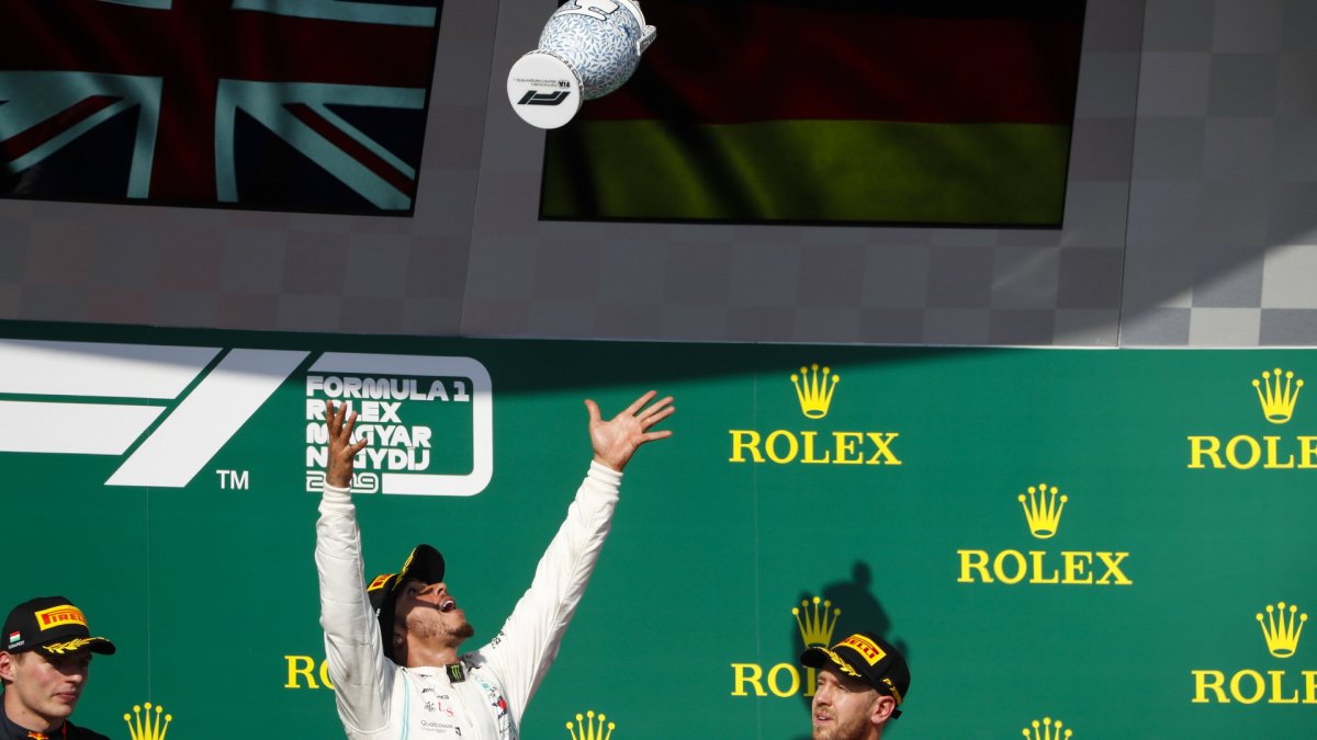 Lewis Hamilton na pódiu po závodě v Maďarsku