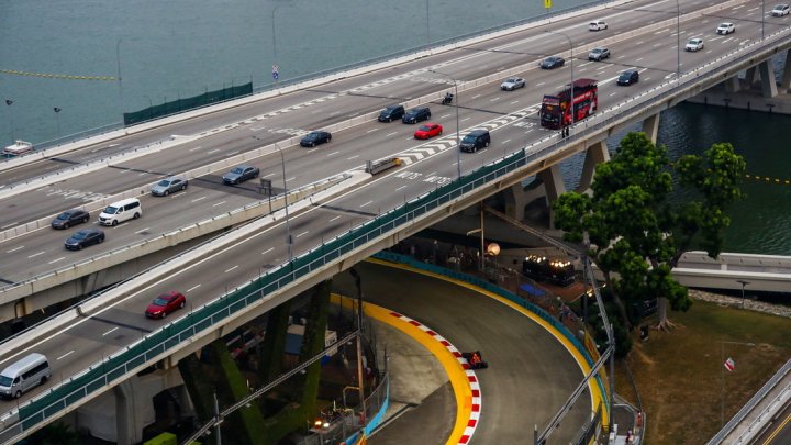 Max Verstappen v tréninku v Singapuru