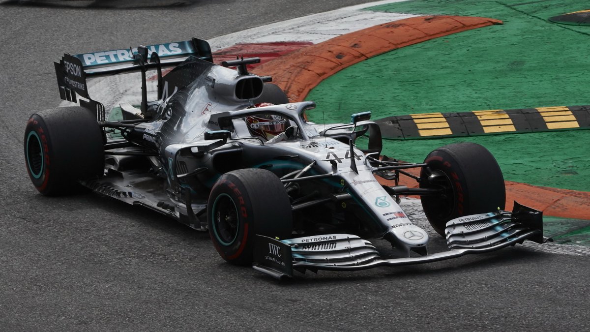 Lewis Hamilton v závodě v Itálii na Monze