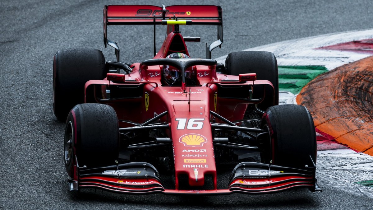 Charles Leclerc v závodě v Itálii na Monze