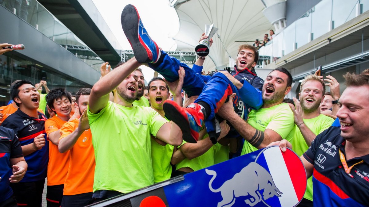 Pierre Gasly se raduje z druhého místa po závodě v Brazílii