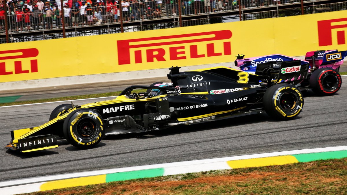 Daniel Ricciardo a Lance Stroll v závodě v Brazílii