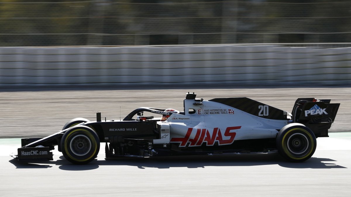 Kevin Magnussen v rámci druhého dne druhých předsezonních testů v Barceloně