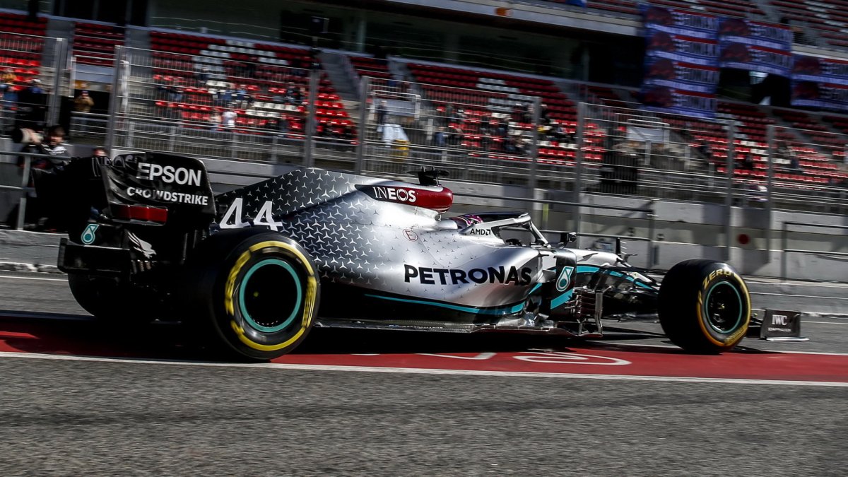 Lewis Hamilton v rámci druhého dne druhých předsezonních testů v Barceloně