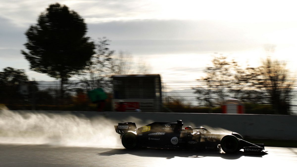 Esteban Ocon v rámci druhého dne druhých předsezonních testů v Barceloně