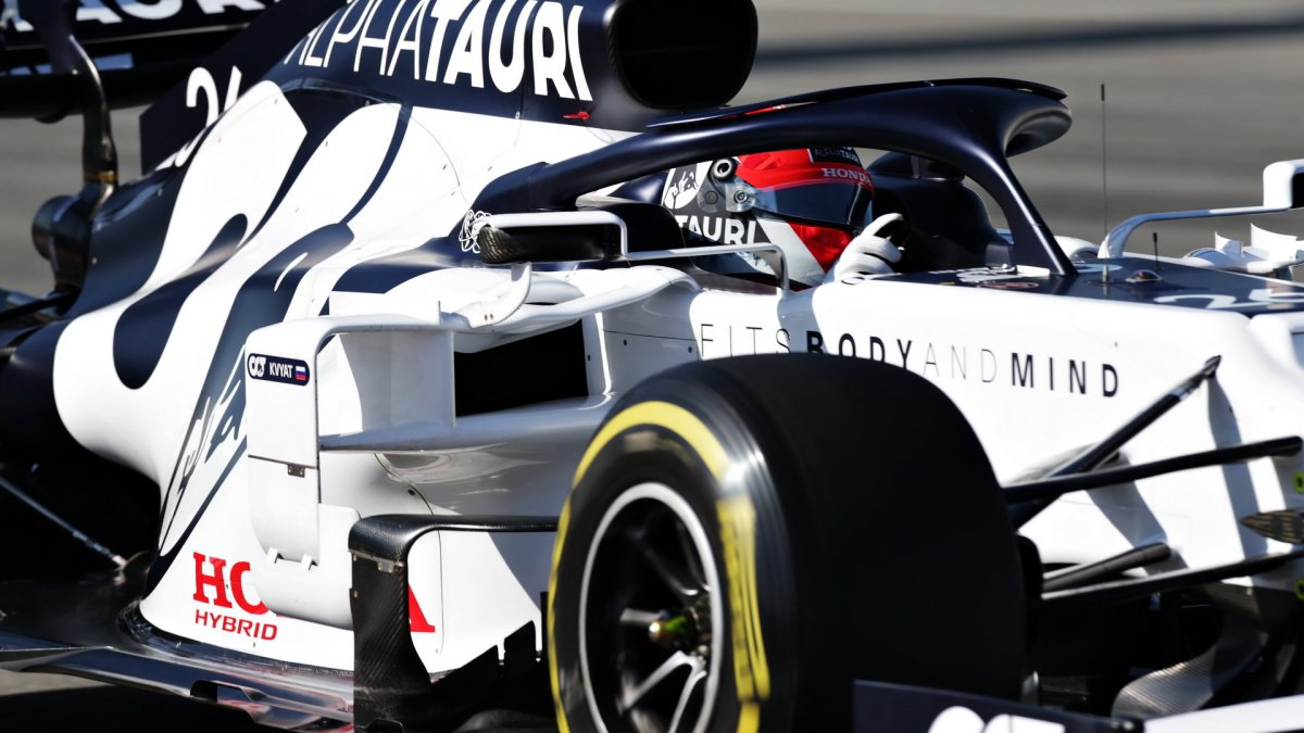 Daniil Kvjat při předsezonních testech s vozem AlphaTauri AT01 - Honda v Barceloně