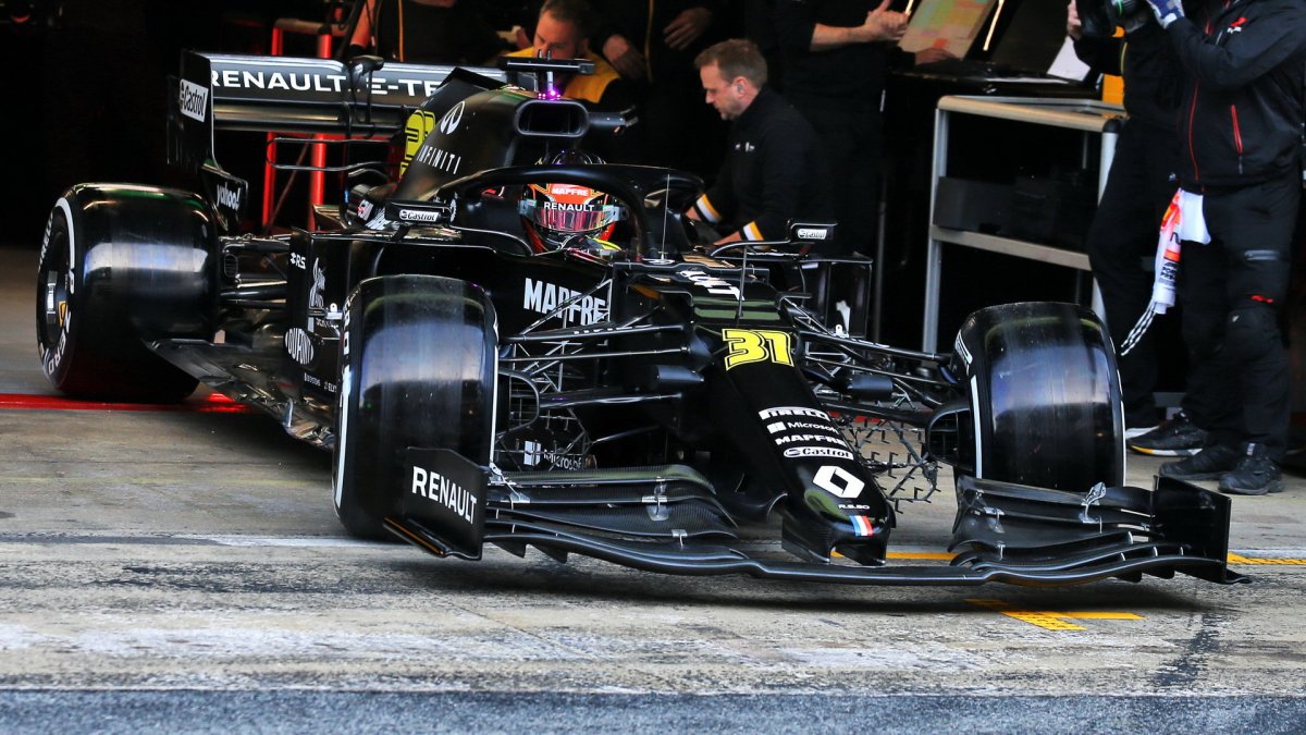 Esteban Ocon při předsezonních testech s vozem Renault RS20 v Barceloně