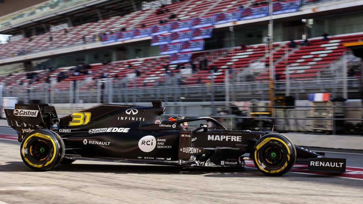Esteban Ocon při předsezonních testech s vozem Renault RS20 v Barceloně