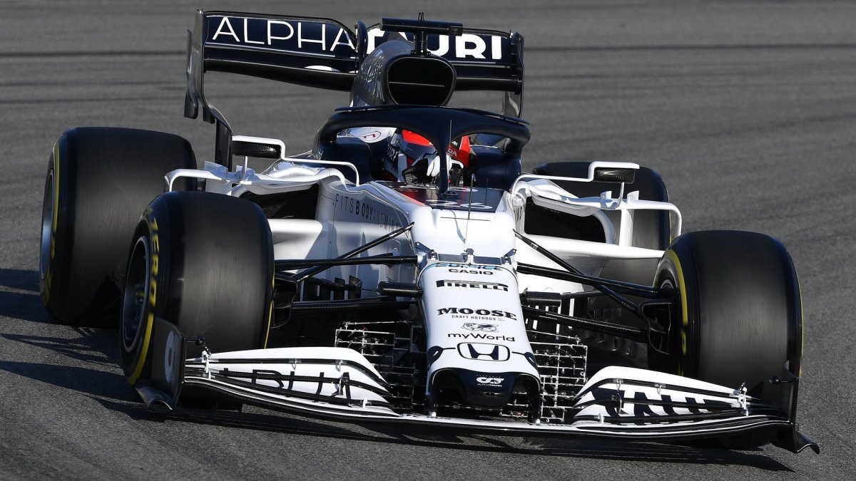 Daniil Kvjat při předsezonních testech s vozem AlphaTauri AT01 - Honda v Barceloně