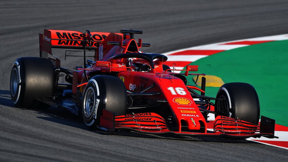 Charles Leclerc při předsezonních testech s vozem Ferrari SF1000 v Barceloně