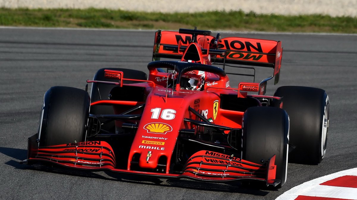 Charles Leclerc při předsezonních testech s vozem Ferrari SF1000 v Barceloně