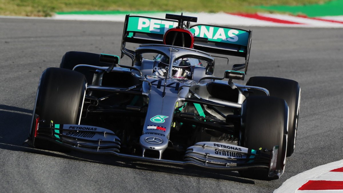 Lewis Hamilton při předsezonních testech s vozem Mercedes F1 W11 EQ Performance v Barceloně