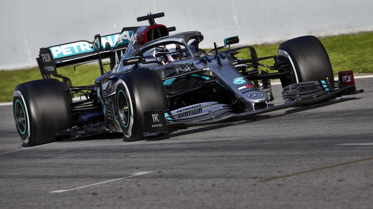 Lewis Hamilton při předsezonních testech s vozem Mercedes F1 W11 EQ Performance v Barceloně