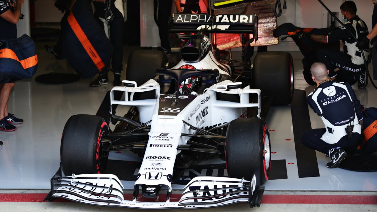 Daniil Kvjat v závodě v Silverstone