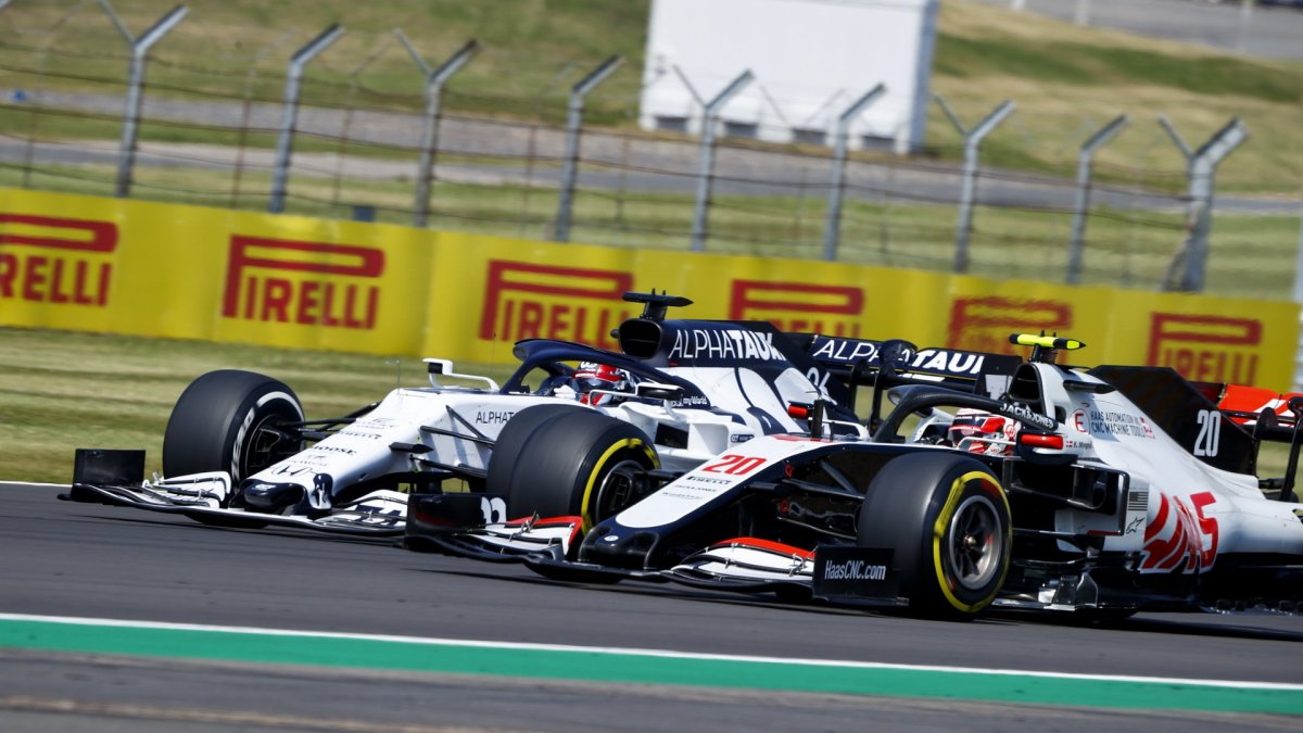Kevin Magnussen a Daniil Kvjat v závodě v Silverstone