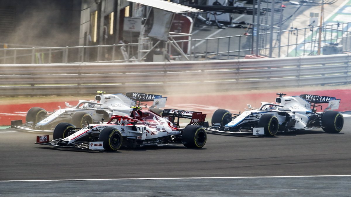 Antonio Giovinazzi a Nicholas Latifi po startu závodu v Silverstone