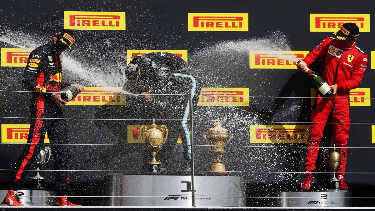 Tři nejlepší jezdci na pódiu po závodě v Silverstone