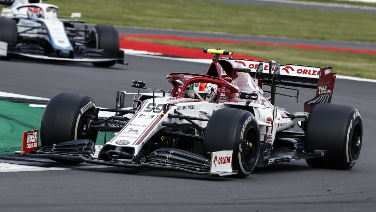 Antonio Giovinazzi v závodě v Silverstone