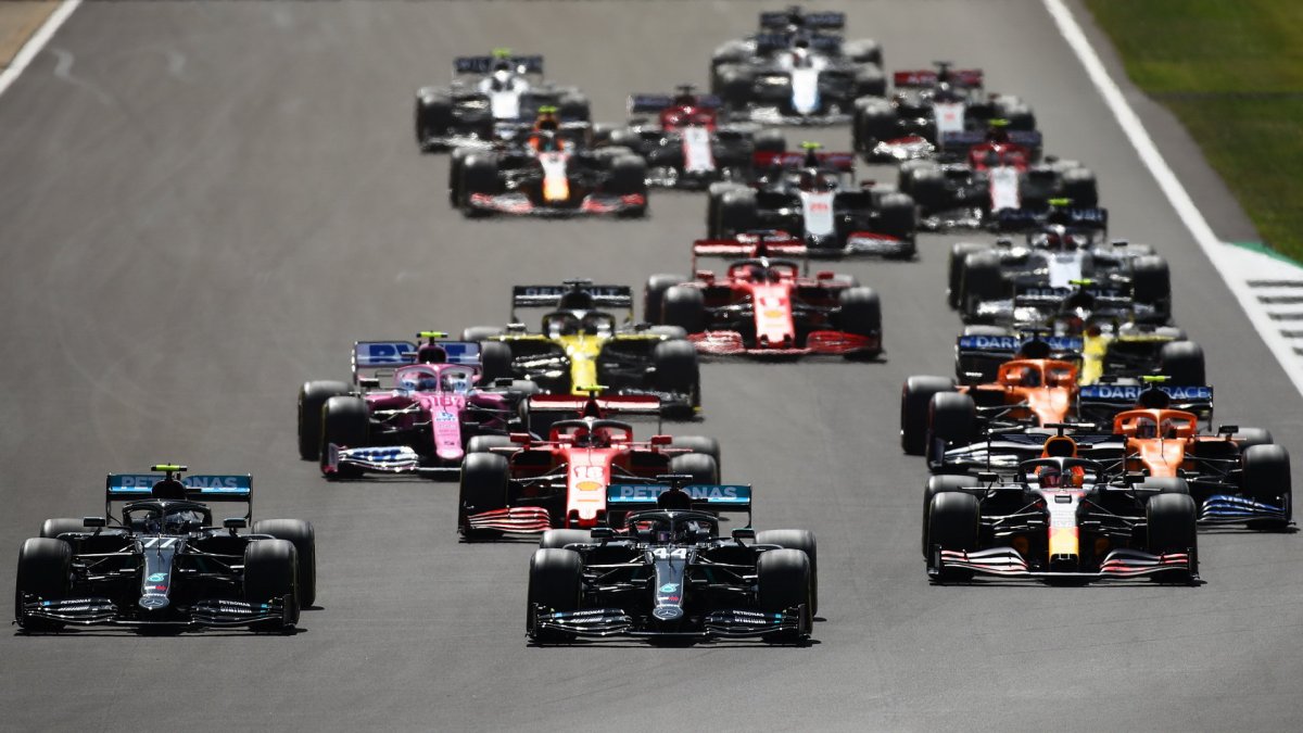 Start závodu v Silverstone