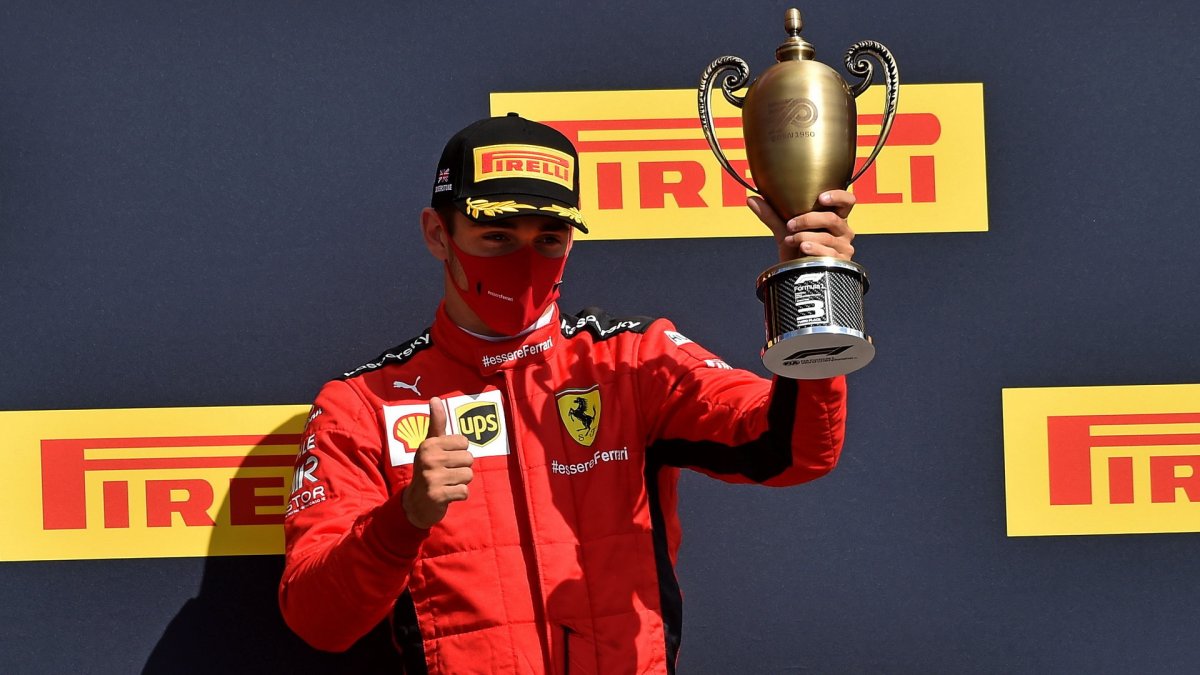 Charles Leclerc se svou trofejí za třetí místo po závodě v Silverstone