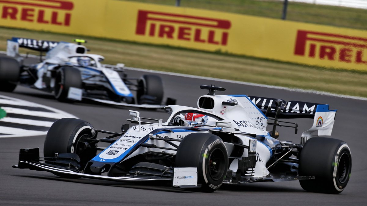 George Russell v závodě v Silverstone